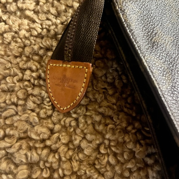 Authentic Louis Vuitton toiletry bag - Picture 2 of 13